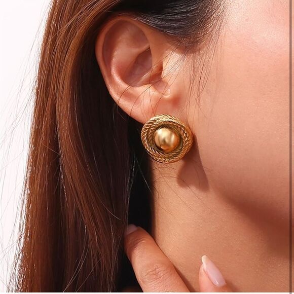 Lightweight Chunky Round Earrings - Picture 4 of 5